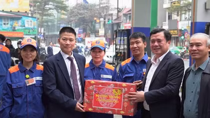 Bán xăng dầu xuyên Tết