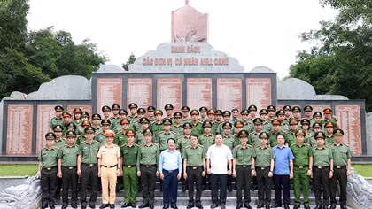 Đoàn đại biểu Đảng ủy Công an Trung ương, Bộ Công an dâng hương tại Khu di tích lịch sử CAND