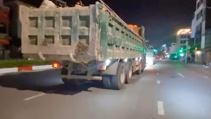 Hà Nội: Xe tải hạng nặng nối đuôi nhau chở đất, trạc thải xây dựng vào phố