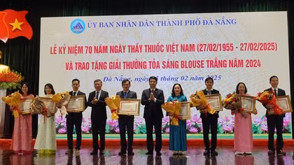 Đà Nẵng trao giải thưởng “Tỏa sáng Blouse trắng”