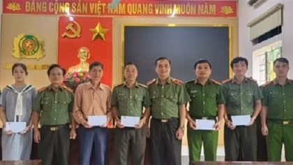 Các Tướng lĩnh và Anh hùng LLVT CAND quê hương Nghệ An hỗ trợ người dân vùng lũ