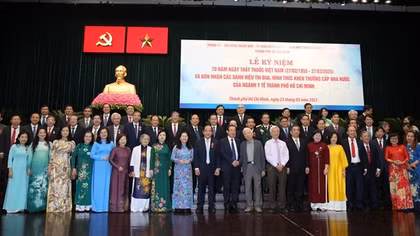 Tôn vinh đội ngũ thầy thuốc vì dân phục vụ