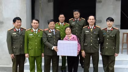 Chung tay hỗ trợ giúp hộ nghèo xóa nhà dột nát tại Vân Hồ