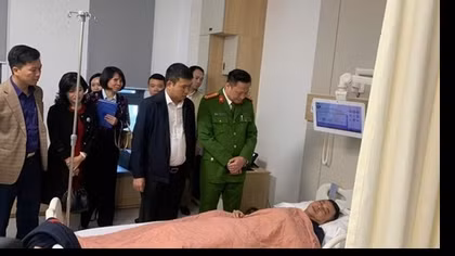 Thăm hỏi, động viên chiến sĩ bị thương khi làm nhiệm vụ