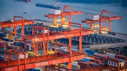 Xuất khẩu của Trung Quốc vượt mọi dự đoán trước thềm ông Trump nhậm chức