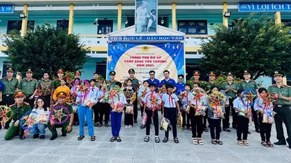 Trung thu sớm đến với thiếu nhi vùng biên giới La Êê