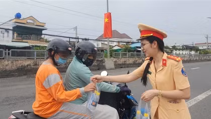 CSGT phát nước suối, khăn lạnh tặng người dân trên đường về quê nghỉ lễ