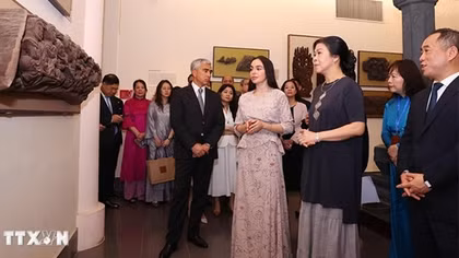 Phu nhân Ngô Phương Ly và Phó Chủ tịch Quỹ Heydar Aliyev tham quan Bảo tàng Mỹ thuật Việt Nam