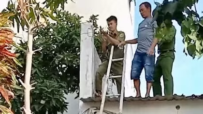 Một thuyền viên nghi ngáo đá leo lên mái nhà 3 tầng được đưa xuống an toàn