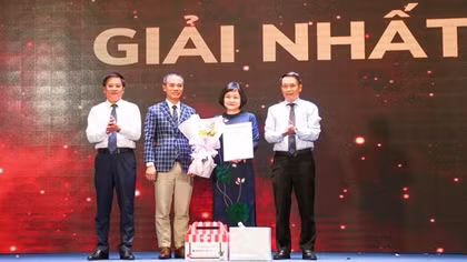 Trao giải cuộc thi viết “Cha và con gái” lần thứ 3.
