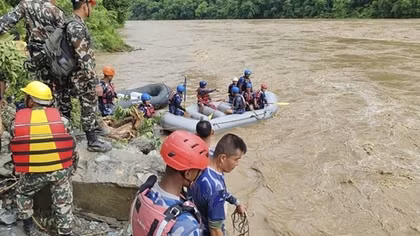 Xe buýt bị cuốn trôi do lở đất, 65 hành khách mất tích tại Nepal