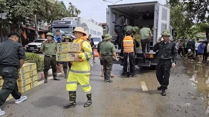 Công an Lạng Sơn trắng đêm ứng cứu người dân vùng úng ngập