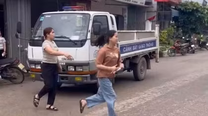 Công an đến tận nhà đưa nữ sinh quên lịch thi tới điểm thi