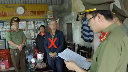 Tự nhận là Phó Giám đốc Văn phòng để lừa đảo "chạy chế độ" trợ cấp