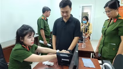 Người dân TP Hồ Chí Minh phấn khởi đi làm căn cước công dân dịp đầu xuân
