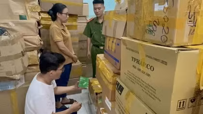 Thu mua thuốc chữa bệnh sắp hết date về "phù phép" thành thuốc mới