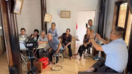 Cha nghẹn ngào khi tìm được con trai sau 43 năm thất lạc