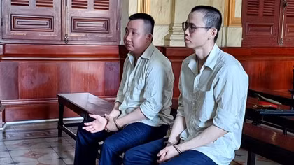 Chiếm đoạt 161 điện thoại và máy tính bảng của công ty, 2 bị cáo lãnh 37 năm tù