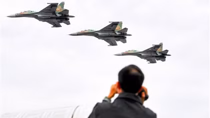 Người dân ngắm Su-30MK2, trực thăng Mi luyện tập trên bầu trời Thủ đô