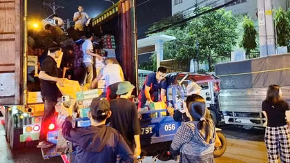 Vòng tay lớn mãi để nối sơn hà