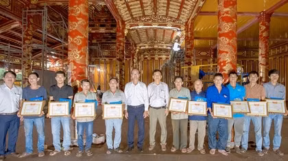 Khen thưởng các nghệ nhân có nhiều đóng góp trong trùng tu điện Thái Hòa