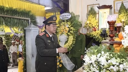 Công an các đơn vị, địa phương viếng và hỗ trợ gia đình Phó trưởng Công an phường hy sinh