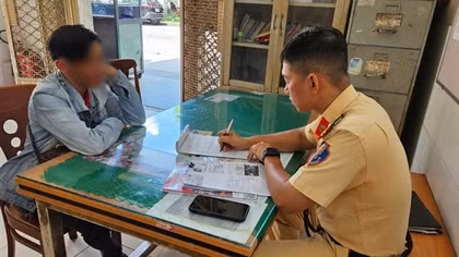 Tài xế điều khiển xe buýt 2 tầng vượt đèn đỏ bị tước quyền sử dụng GPLX