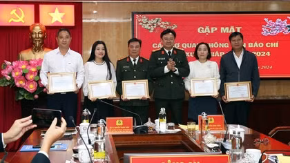 Công an Thừa Thiên Huế khen thưởng nhiều cơ quan báo chí và nhà báo