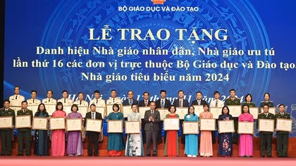 Các nhà giáo nhân dân, ưu tú, tiêu biểu là hạt nhân truyền cảm hứng tích cực