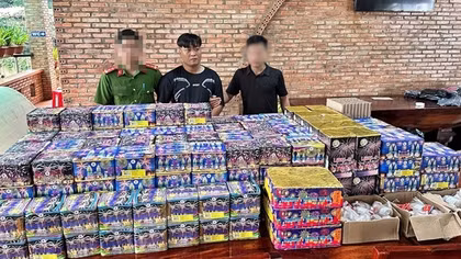 Hai đối tượng lên mạng, bán hơn 1 tấn pháo nổ