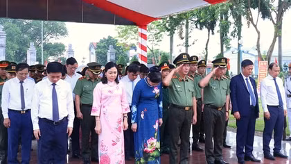 Thứ trưởng Trần Quốc Tỏ dâng hương tại Khu di tích lịch sử văn hoá quốc gia Cát Tường