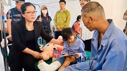 Bộ Giáo dục và Đào tạo thăm hỏi học sinh và hỗ trợ ngành Giáo dục tỉnh Lào Cai 1 tỷ đồng