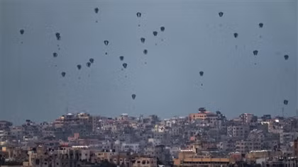 Khoảnh khắc hàng viện trợ "rơi như tên lửa" khiến nhiều người chết tại Gaza