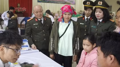 Khám bệnh, cấp thuốc miễn phí và tặng quà người dân 3 xã biên giới Lào Cai