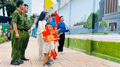 Ngắm Quảng trường Ba Đình giữa lòng TP Hồ Chí Minh