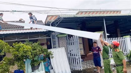 CBCS Công an giúp người dân khắc phục hậu quả do lốc xoáy