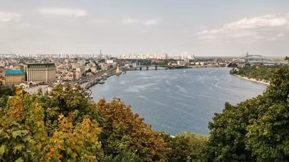 Người bạn và Kiev qua "bãi bể nương dâu"