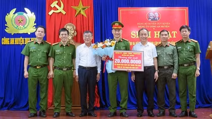 Khen thưởng lực lượng phá chuyên án, bắt nhanh 2 kẻ cướp ngân hàng