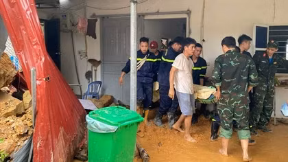 Sạt lở đất đè nhà kho, Cảnh sát cứu em bé 5 tuổi thoát chết