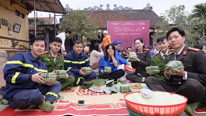 CBCS Công an gói bánh chưng tặng bệnh nhân, gia đình khó khăn