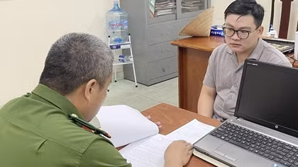 Triệu tập tài xế ô tô đánh tới tấp nam thanh niên ngay trước nhà