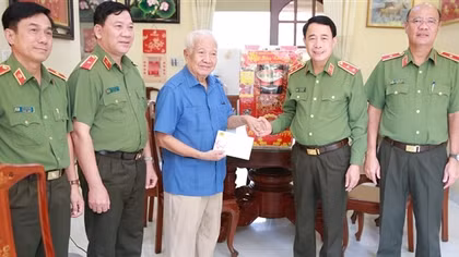 Thứ trưởng Lê Quốc Hùng chúc Tết các đồng chí nguyên Thứ trưởng và thắp hương tưởng nhớ các đồng chí cố lãnh đạo Bộ Công an