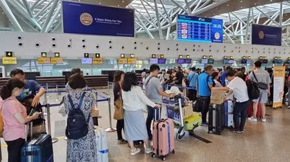 Cấm bay 12 tháng đối với nam hành khách tung tin có lựu đạn trong vali