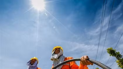 Nắng nóng gia tăng ở miền Bắc, Trung Bộ trời ngột ngạt