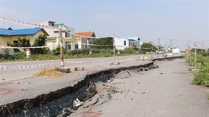 Hà Nội công bố tình huống khẩn cấp sạt lở đê tại huyện Quốc Oai
