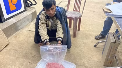 Thanh niên đi xe máy qua cây xăng rồi bất ngờ ném “bọc lạ” xuống gầm xe tải