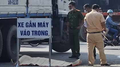 Tài xế xe cẩu bất cẩn tông cụ bà bán vé số tử vong tại cây xăng