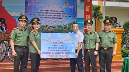 Tuyên truyền pháp luật về cư trú, hoạt động của người nước ngoài tại khu du lịch Phong Nha