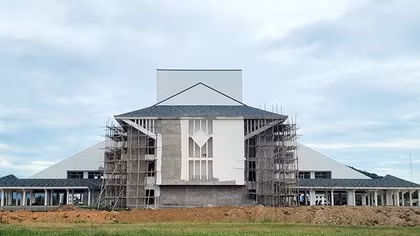 Trung tâm văn hóa huyện “xây mãi không xong”