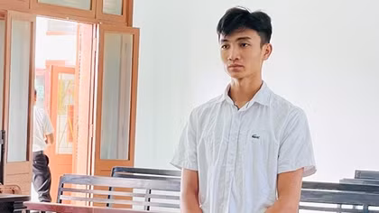 Mua súng qua mạng để "phòng thân", nam thanh niên lãnh án 18 tháng tù